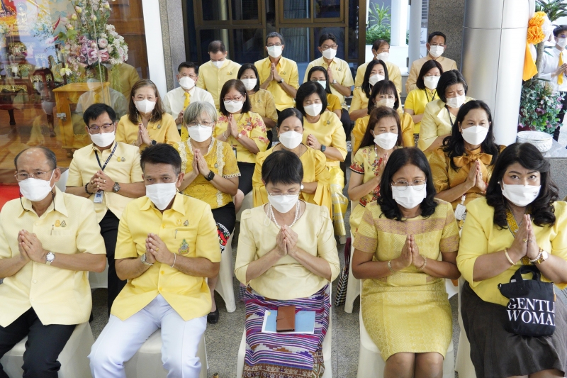 พิธีเจริญพระพุทธมนต์และทำบุญตักบาตร 