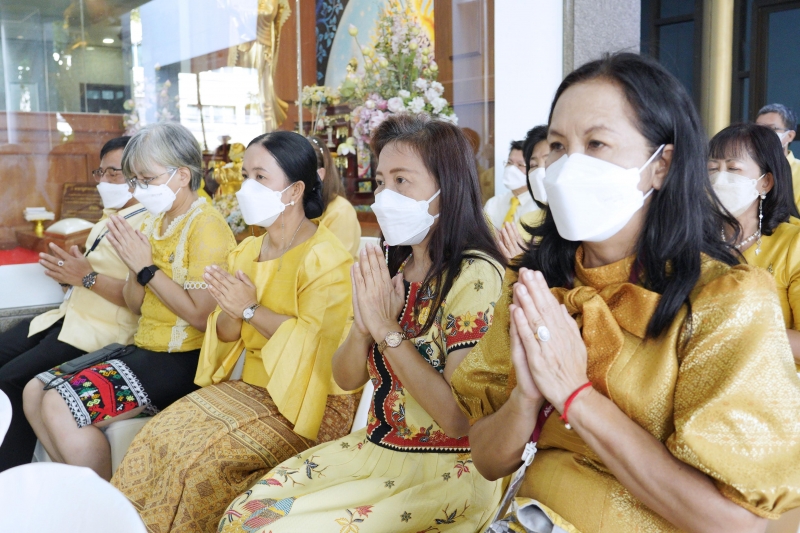 พิธีเจริญพระพุทธมนต์และทำบุญตักบาตร 