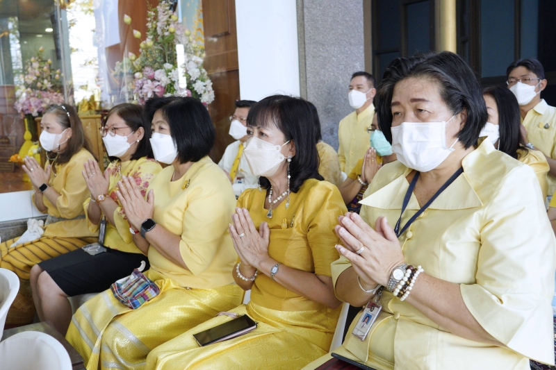 พิธีเจริญพระพุทธมนต์และทำบุญตักบาตร 