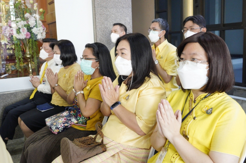 พิธีเจริญพระพุทธมนต์และทำบุญตักบาตร 
