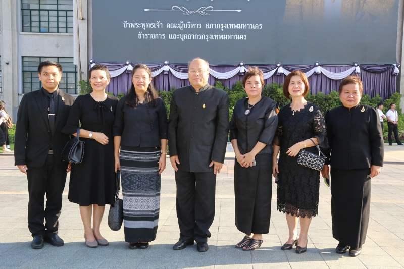 พิธีทำบุญตักบาตรเนื่องในงานใต้ร่มพระบารมี 235 ปี กรุงรัตนโกสินทร์