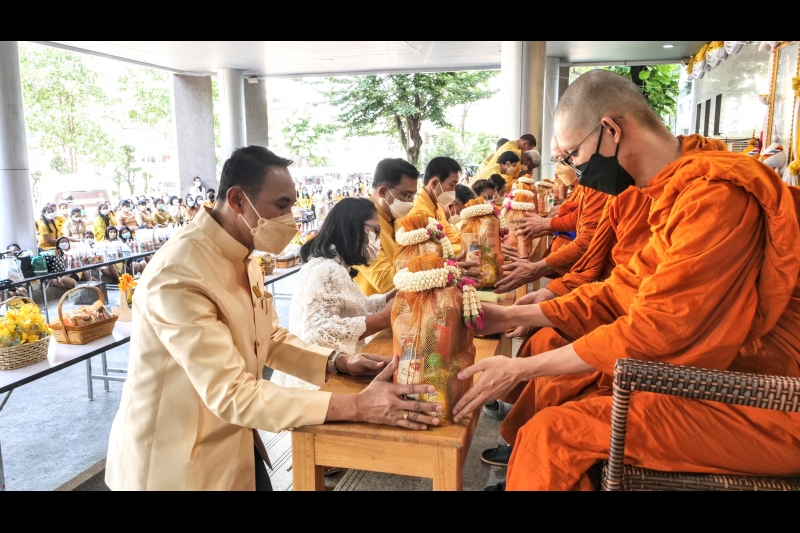 พิธีทำบุญตักบาตรข้าวสารอาหารแห้ง คณะสงฆ์จากวัดราชคฤห์วรวิหาร พระอารามหลวง เพื่อน้อมอุทิศถวายเป็นพระราชกุศลแด่ พระบาทสมเด็จพระบร