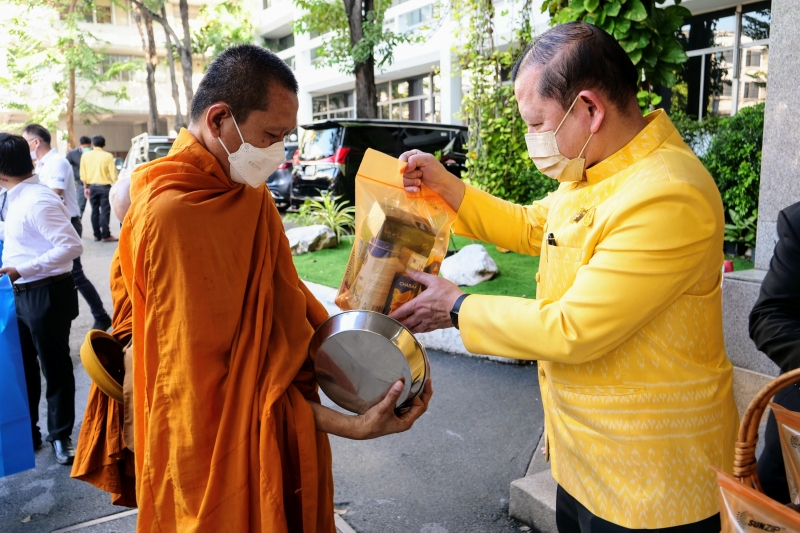 พิธีทำบุญตักบาตรข้าวสารอาหารแห้ง คณะสงฆ์จากวัดพระราม 9 กาญจนาภิเษก พระอารามหลวง