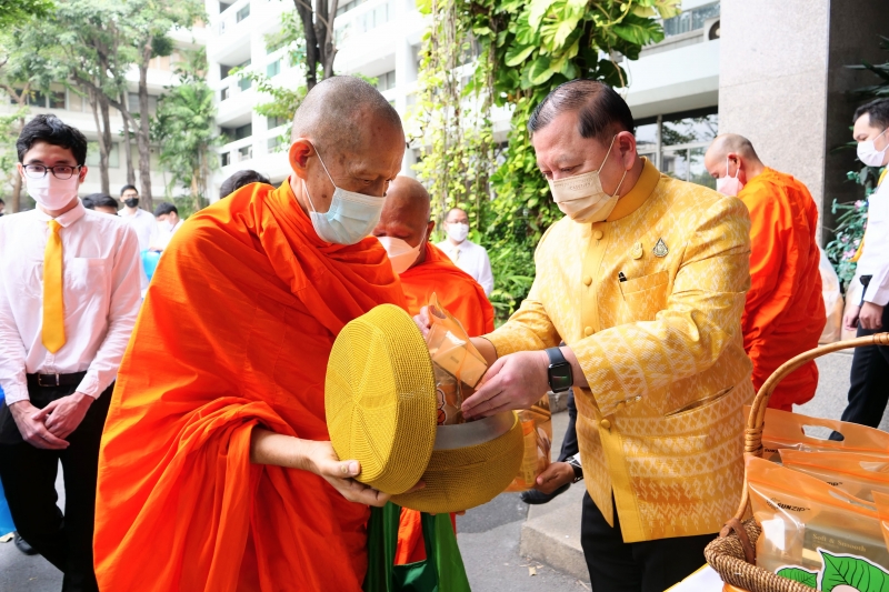 พิธีทำบุญตักบาตรข้าวสารอาหารแห้ง คณะสงฆ์จากวัดระฆังโฆสิตารามวรมหาวิหาร พระอารามหลวง เนื่องในเทศกาลขึ้นปีใหม่ พุทธศักราช 2566
