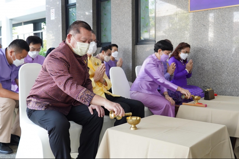 พิธีทำบุญตักบาตรข้าวสารอาหารแห้ง คณะสงฆ์จากวัดเทพธิดารามวรวิหาร