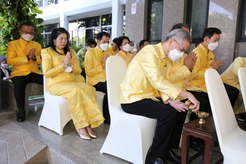 พิธีเจริญพระพุทธมนต์และทำบุญตักบาตร 