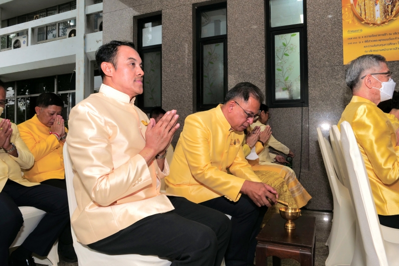 ทำบุญตักบาตร