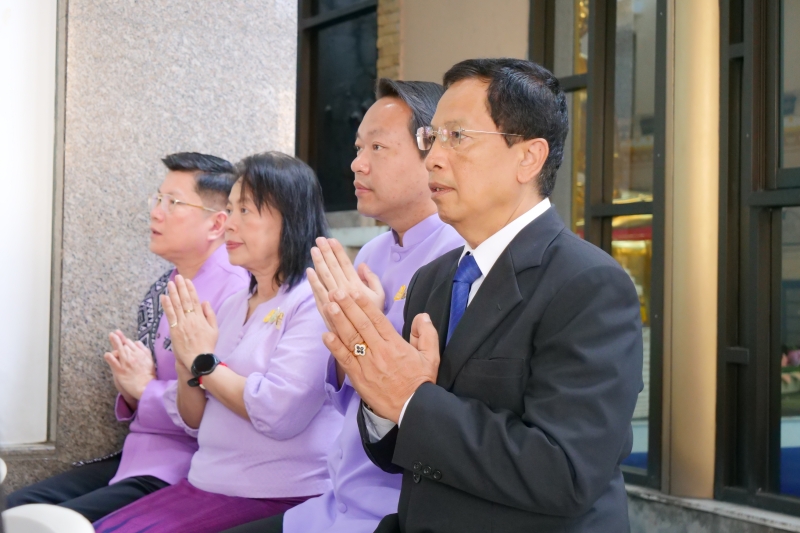 พิธีเจริญพระพุทธมนต์และทำบุญตักบาตร 