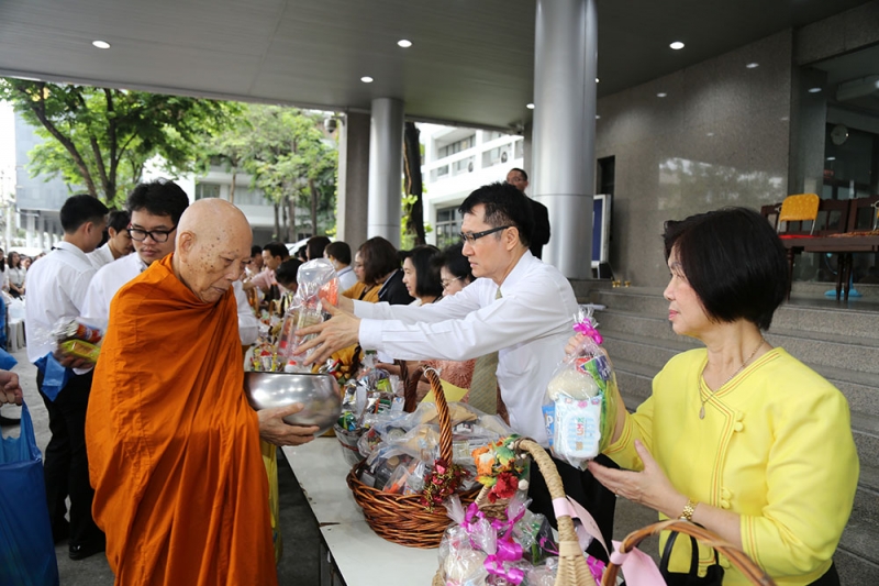 ทำบุญตักบาตรข้าวสารอาหารแห้ง