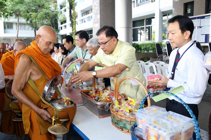 พิธีทำบุญตักบาตรข้าวสารอาหารแห้ง