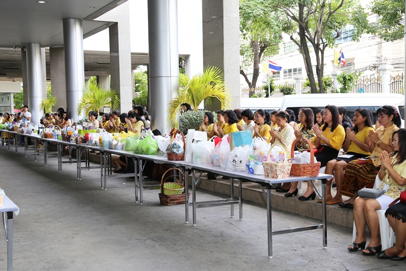 พิธีทำบุญตักบาตรข้าวสารอาหารแห้ง