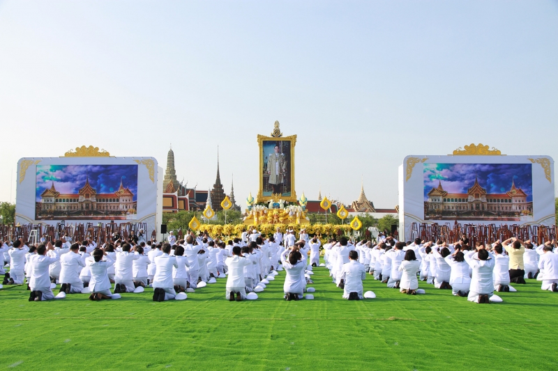 พิธีทำบุญตักบาตร พิธีวางพวงมาลาและถวายบังคม เนื่องในวันคล้ายวันสวรรคตพระบาทสมเด็จพระปรมินทรมหาภูมิพลอดุลเดช บรมนาถบพิตร