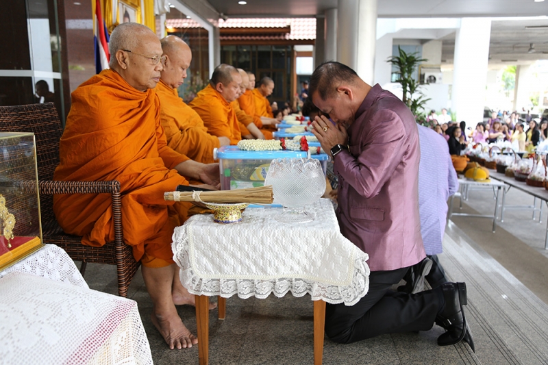 พิธีทำบุญตักบาตรข้าวสารอาหารแห้ง เดือนเมษายน 2562