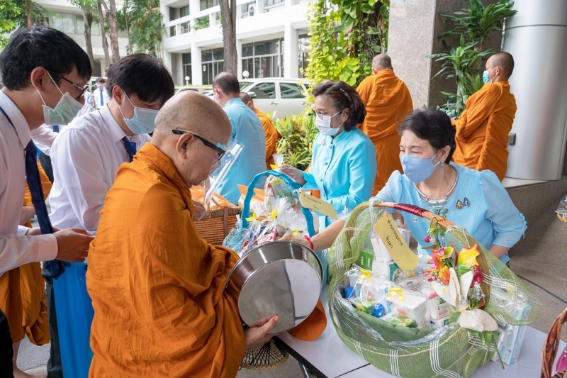 พิธีทำบุญตักบาตรข้าวสารอาหารแห้ง คณะสงฆ์จำนวน 9 รูป จากวัดเทพธิดารามวรวิหาร พระอารามหลวง เพื่อน้อมถวายเป็นพระราชกุศลและถวายพระพร