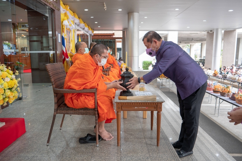 พิธีทำบุญตักบาตรข้าวสารอาหารแห้ง คณะสงฆ์จากวัดอินทรวิหาร พระอารามหลวง