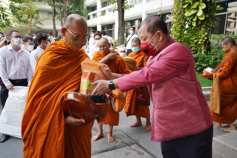 พิธีทำบุญตักบาตรข้าวสารอาหารแห้ง คณะสงฆ์จากวัดพระราม 9 กาญจนาภิเษก พระอารามหลวง