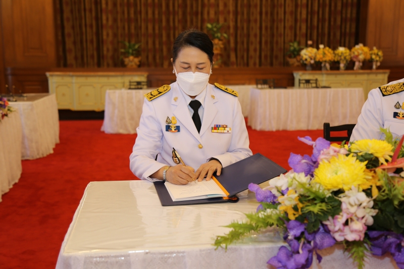 ลงนามถวายพระพรพระบาทสมเด็จพระเจ้าอยู่หัว และสมเด็จพระนางเจ้าฯ พระบรมราชินี เนื่องในโอกาสวันขึ้นปีใหม่ พุทธศักราช 2565