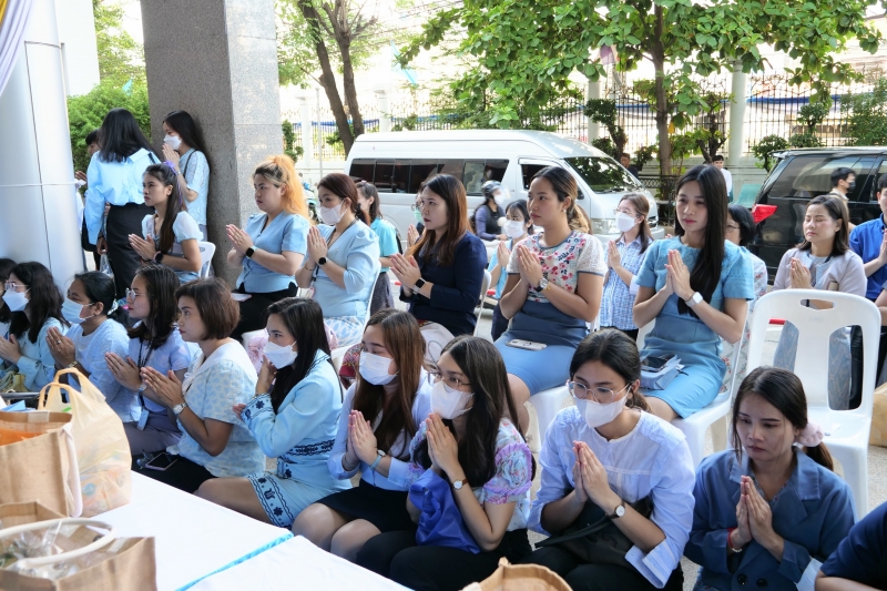 ทำบุญตักบาตร