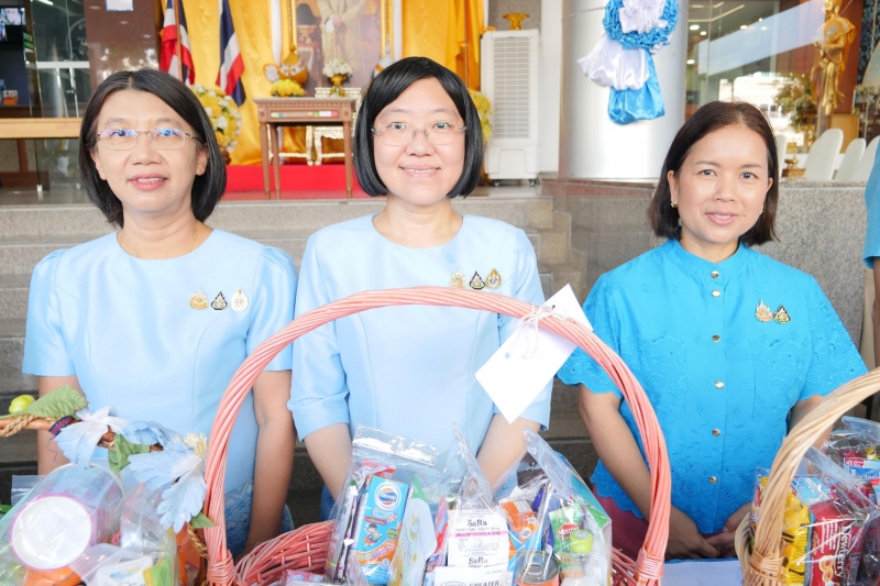 ทำบุญตักบาตร