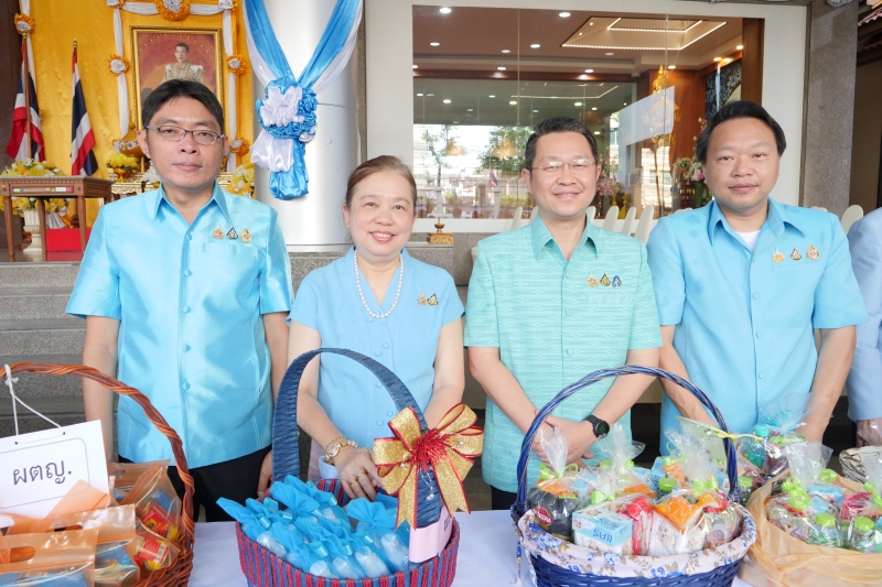 ทำบุญตักบาตร