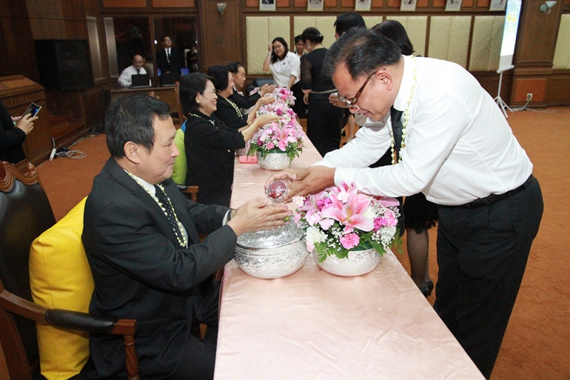พิธีสรงน้ำพระและรดน้ำขอพร