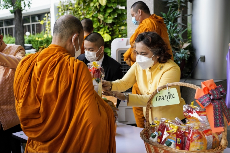 พิธีทำบุญตักบาตรข้าวสารอาหารแห้ง คณะสงฆ์จากวัดราชผาติการามวรวิหาร พระอารามหลวง เนื่องในโอกาสวันเฉลิมพระชนมพรรษา 28 กรกฎาคม 2565