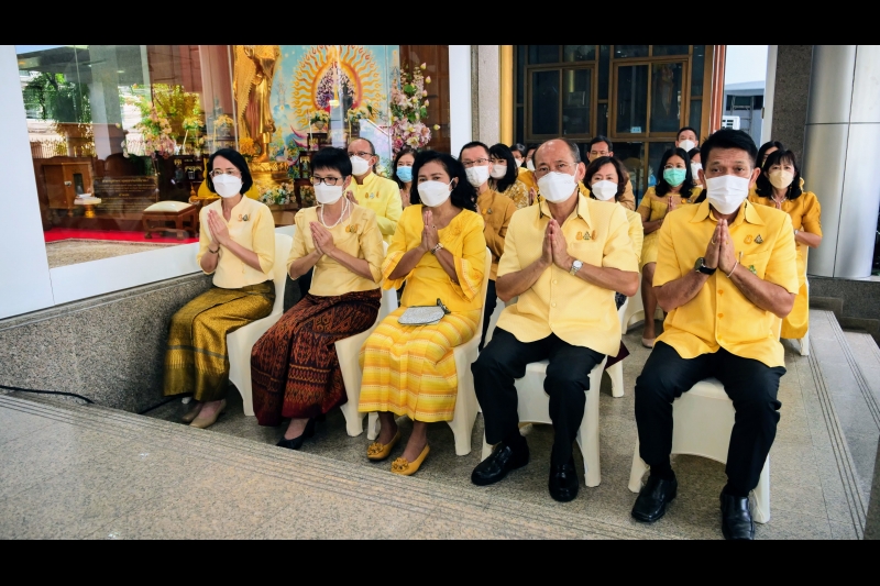 พิธีทำบุญตักบาตรข้าวสารอาหารแห้ง คณะสงฆ์จากวัดราชคฤห์วรวิหาร พระอารามหลวง เพื่อน้อมอุทิศถวายเป็นพระราชกุศลแด่ พระบาทสมเด็จพระบร