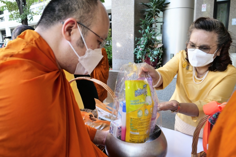 พิธีทำบุญตักบาตรข้าวสารอาหารแห้ง คณะสงฆ์จากวัดพระราม 9 กาญจนาภิเษก พระอารามหลวง