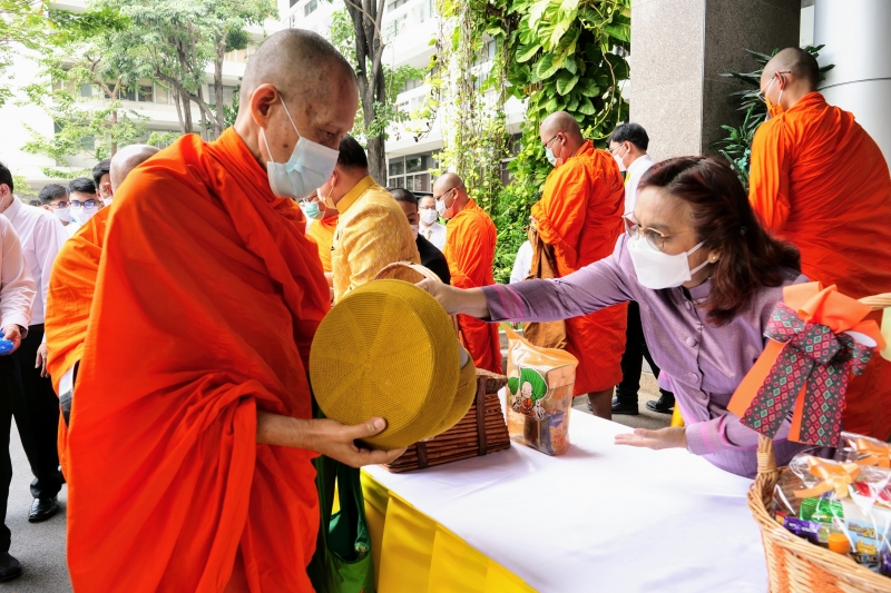 พิธีทำบุญตักบาตรข้าวสารอาหารแห้ง คณะสงฆ์จากวัดระฆังโฆสิตารามวรมหาวิหาร พระอารามหลวง เนื่องในเทศกาลขึ้นปีใหม่ พุทธศักราช 2566