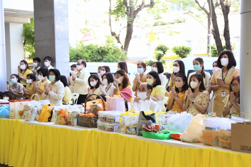 พิธีเจริญพระพุทธมนต์และทำบุญตักบาตร 