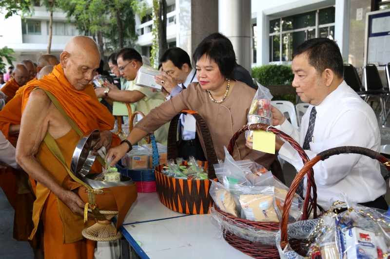 พิธีทำบุญตักบาตรข้าวสารอาหารแห้ง