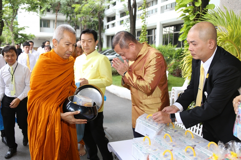 พิธีทำบุญตักบาตรข้าวสารอาหารแห้ง