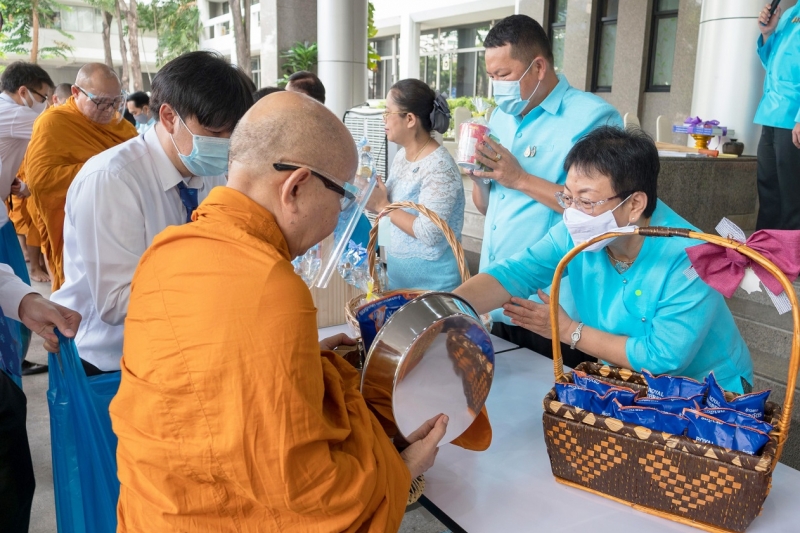 พิธีทำบุญตักบาตรข้าวสารอาหารแห้ง คณะสงฆ์จำนวน 9 รูป จากวัดเทพธิดารามวรวิหาร พระอารามหลวง เพื่อน้อมถวายเป็นพระราชกุศลและถวายพระพร