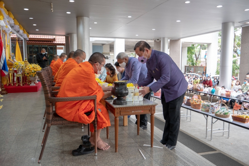 พิธีทำบุญตักบาตรข้าวสารอาหารแห้ง คณะสงฆ์จากวัดอินทรวิหาร พระอารามหลวง