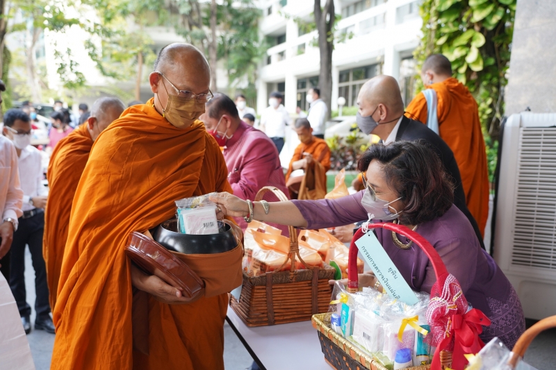 พิธีทำบุญตักบาตรข้าวสารอาหารแห้ง คณะสงฆ์จากวัดพระราม 9 กาญจนาภิเษก พระอารามหลวง