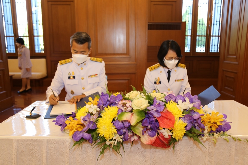 ลงนามถวายพระพรพระบาทสมเด็จพระเจ้าอยู่หัว และสมเด็จพระนางเจ้าฯ พระบรมราชินี เนื่องในโอกาสวันขึ้นปีใหม่ พุทธศักราช 2565