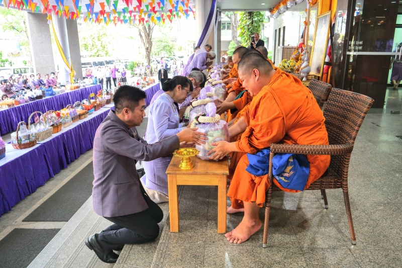 พิธีเจริญพระพุทธมนต์และทำบุญตักบาตร 
