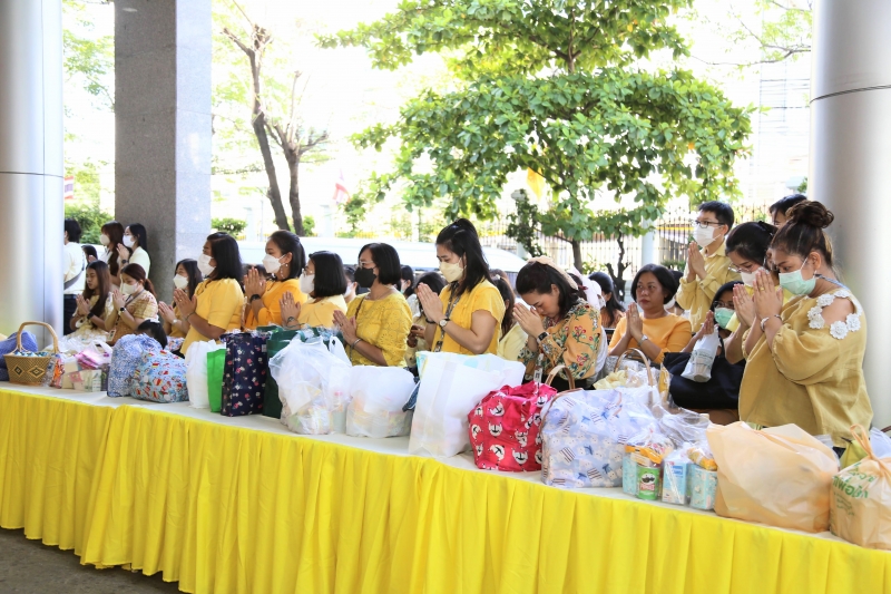 พิธีเจริญพระพุทธมนต์และทำบุญตักบาตร 