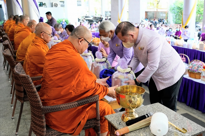 พิธีเจริญพระพุทธมนต์และทำบุญตักบาตร 