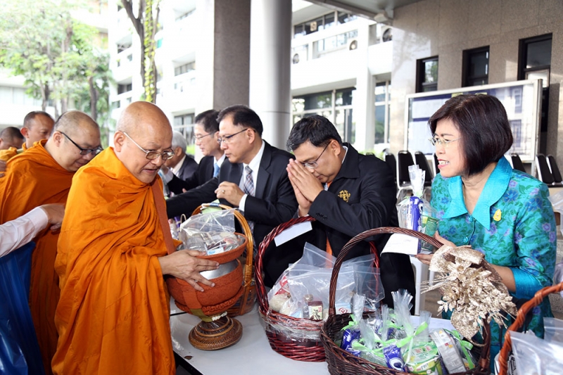 ร่วมทำบุญตักบาตรข้าวสารอาหารแห้ง