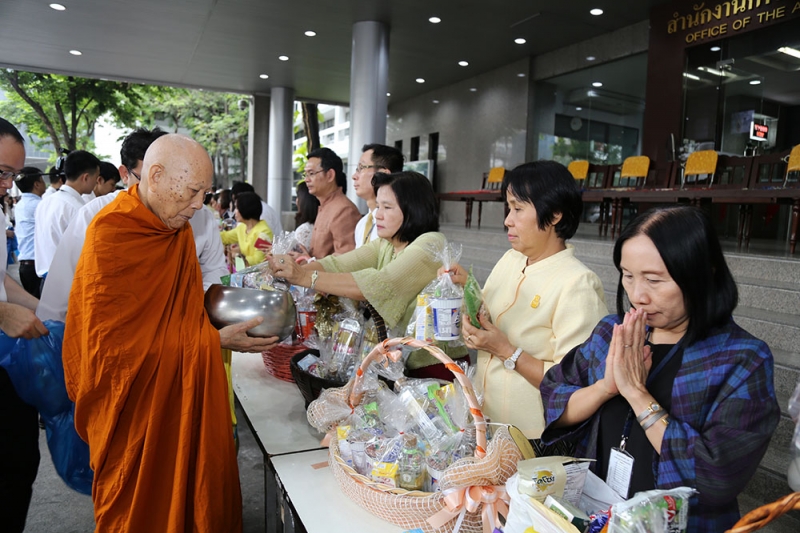 ทำบุญตักบาตรข้าวสารอาหารแห้ง