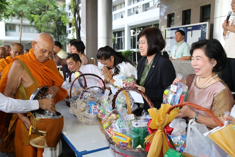พิธีทำบุญตักบาตรข้าวสารอาหารแห้ง
