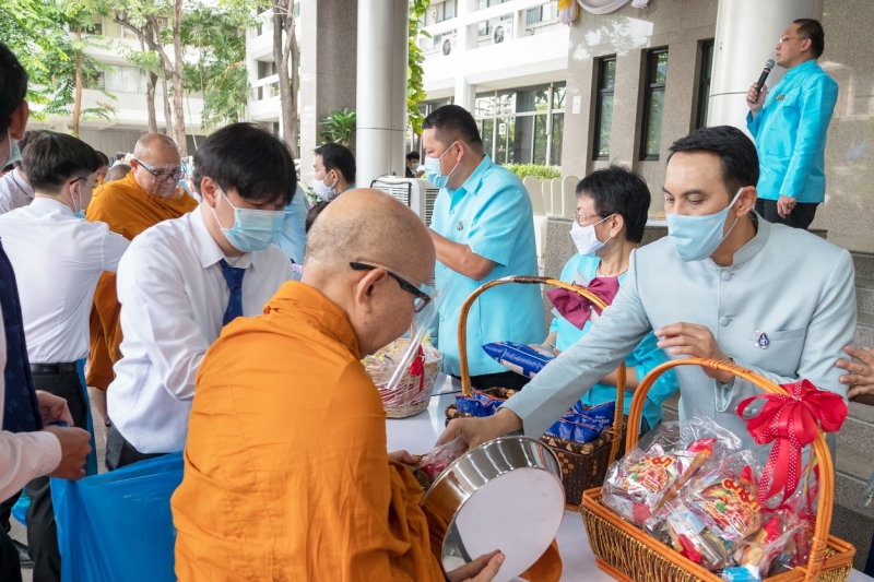 พิธีทำบุญตักบาตรข้าวสารอาหารแห้ง คณะสงฆ์จำนวน 9 รูป จากวัดเทพธิดารามวรวิหาร พระอารามหลวง เพื่อน้อมถวายเป็นพระราชกุศลและถวายพระพร