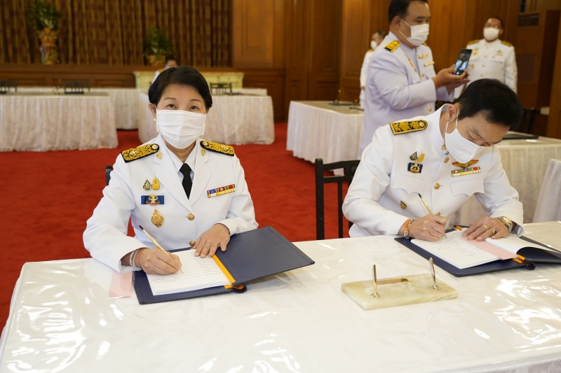 ลงนามถวายพระพรพระบาทสมเด็จพระเจ้าอยู่หัว และสมเด็จพระนางเจ้าฯ พระบรมราชินี เนื่องในโอกาสวันขึ้นปีใหม่ พุทธศักราช 2564