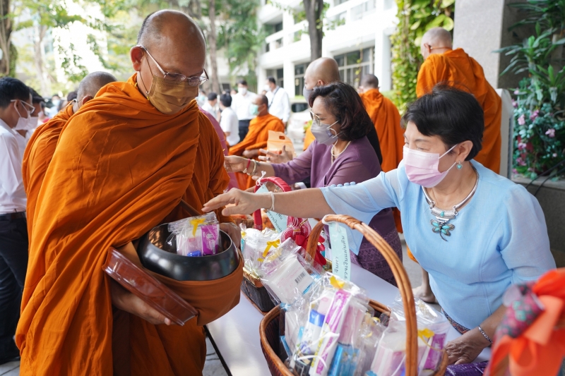 พิธีทำบุญตักบาตรข้าวสารอาหารแห้ง คณะสงฆ์จากวัดพระราม 9 กาญจนาภิเษก พระอารามหลวง