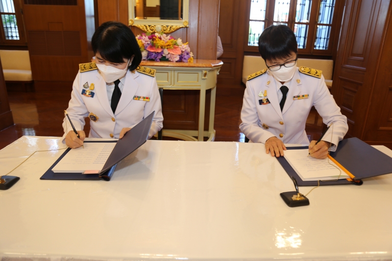 ลงนามถวายพระพรพระบาทสมเด็จพระเจ้าอยู่หัว และสมเด็จพระนางเจ้าฯ พระบรมราชินี เนื่องในโอกาสวันขึ้นปีใหม่ พุทธศักราช 2565