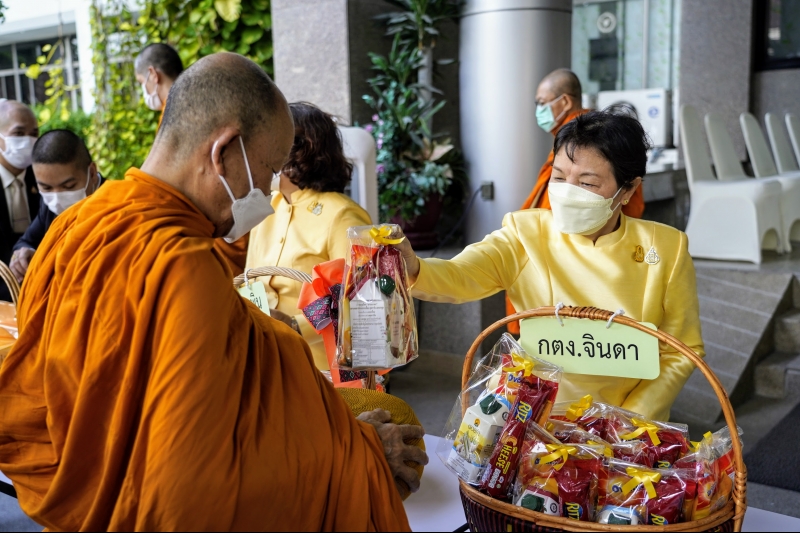 พิธีทำบุญตักบาตรข้าวสารอาหารแห้ง คณะสงฆ์จากวัดราชผาติการามวรวิหาร พระอารามหลวง เนื่องในโอกาสวันเฉลิมพระชนมพรรษา 28 กรกฎาคม 2565