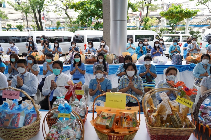 พิธีทำบุญตักบาตรข้าวสารอาหารแห้ง คณะสงฆ์จากวัดบรมนิวาสราชวรวิหาร เนื่องในโอกาสมหามงคลเฉลิมพระชนมพรรษา 90 พรรษา 12 สิงหาคม 2565 ณ
