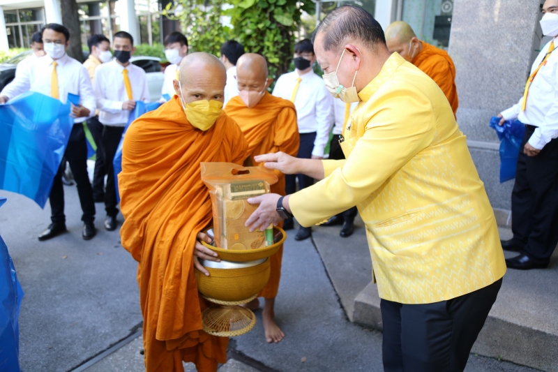 พิธีทำบุญตักบาตรข้าวสารอาหารแห้ง คณะสงฆ์จากวัดราชคฤห์วรวิหาร พระอารามหลวง เพื่อน้อมอุทิศถวายเป็นพระราชกุศลแด่ พระบาทสมเด็จพระบร