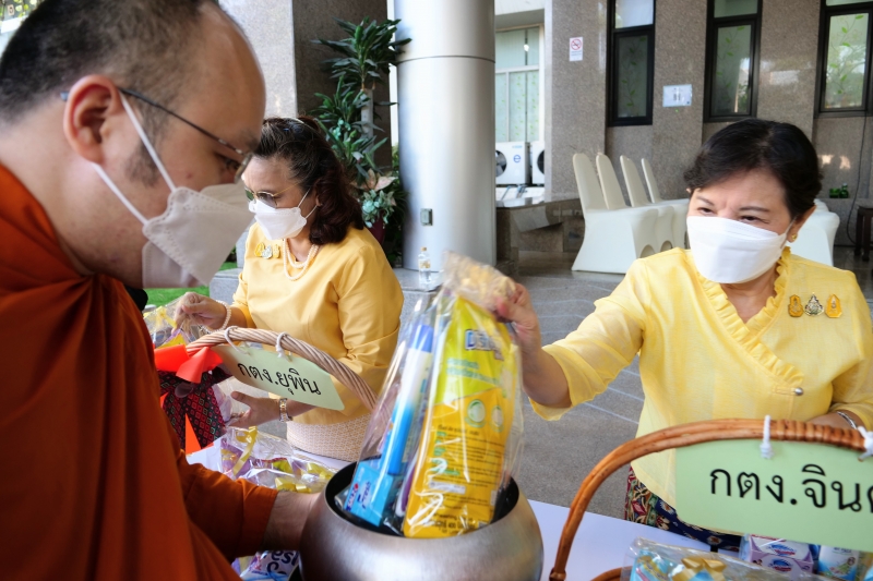 พิธีทำบุญตักบาตรข้าวสารอาหารแห้ง คณะสงฆ์จากวัดพระราม 9 กาญจนาภิเษก พระอารามหลวง